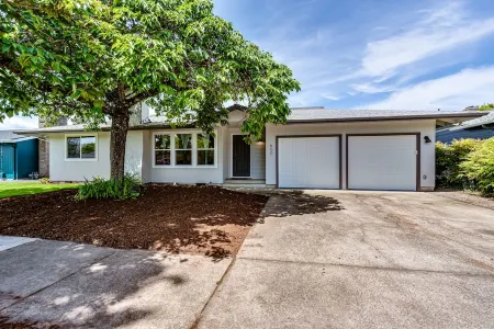 Close to Autzen, Hayward, & Hospitals