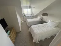 Quiet, clean townhouse.  Relaxing winner. Harbor view, short Gulf walk…