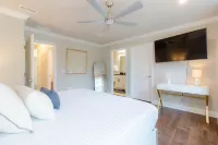 Emerald Beach Cottage, Walk to the Beach!