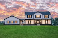 Modern Farmhouse Near Distilleries! Hot Tub, GameRoom, Firepit, Luxury, 5-Acres!