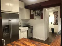 Pet friendly Bungalow. Close to Downtown and Mountains!