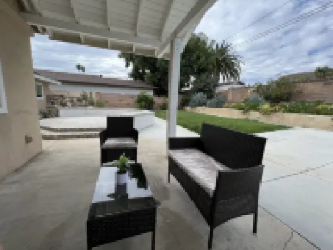 Modern King Beds/Beautiful Large yards/Long Stay/WI-FI/WFH/25 mins to Beach/FWY Hotels in Thousand Oaks