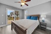 South End WB Beach House w Stunning Sunset Water Views from Large Front Porch.