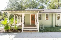 Old Village Mt. Pleasant Charm Minutes From the Beach and Downtown Charleston