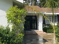 Guest house w/ private entry - 2 Bed/1 Bath - Large pool - Ample street parking Hotels near Warner Center Park