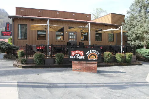 Downtown, Nice Furnishings, Clean & Cozy, W/ Fireplace, Indoor & Outdoor Pools