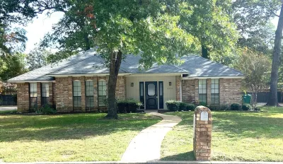Fantastic Location w/Fenced Yard & Garage. Sleeps 10 Hotels near Texarkana Convention Center