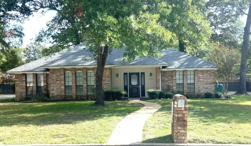 Fantastic Location w/Fenced Yard & Garage. Sleeps 10