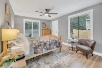 Beautiful Lake getaway with pool, upgraded, pet friendly with lots of extras!!