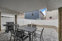 Rooftop Hot Tub w/ bayview, 10 min walk to beach, linens + towels included