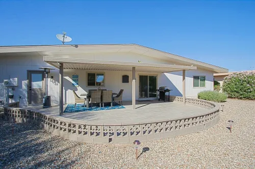 Remodeled, 3 bedrooms, 2.5 ba, 2 cg, golf course community, close to restaurants