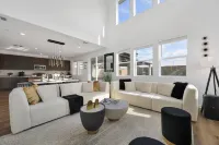 Beautiful Villa + Large Backyard,Putting Green & Game Room,Indoor+Outdoor Games