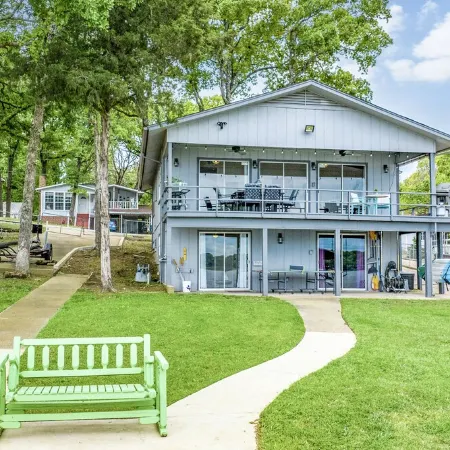 Lakefront w/ Dock, 300mb Wifi, Theater, Arcade Отели в г. Тул