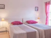 Big garden, 200m beach, shops 500m, wifi, Hotels in Arradon