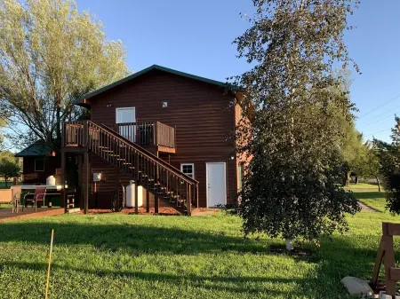 Cozy Modern Carriage Apartment Close to Shopping Sports Golf & Skiing