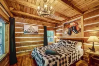 Mountain Log Cabin W/ King Bed, Covered Parking and Arcade! Hotel dekat RainForest Adventures Zoo
