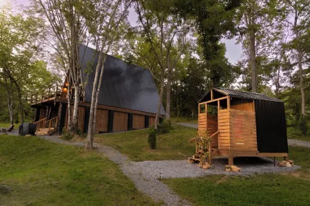 THORS CABIN! Peaceful A-Frame w/ hot tub & sauna 15 min to national park!