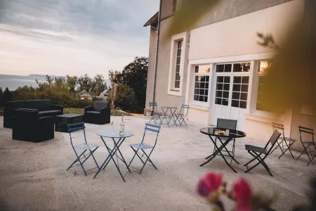 Entre Honfleur et Deauville, Face à la Mer, Dans une Bâtisse Normande