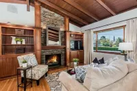 Modern contempary house. Hotels in Concord