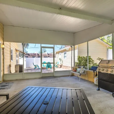 Cozy, Close to downtown Lake View home.