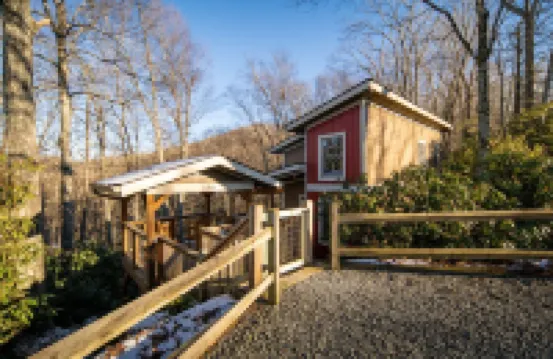 Rustic & cozy, 3 decks w/ loft, 10 min to downtown