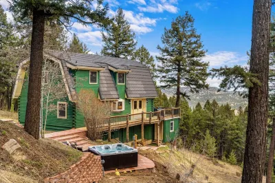 Views, Hot Tub, Skee-ball, Pool Table, Disc-golf, Trail Access on Property!