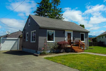 Work away ready, dog friendly. Downtown Tillamook - Modern Vintage