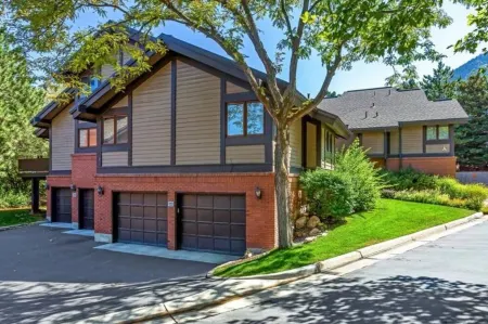 Convenient Mountain Retreat at the Canyon Racquet Club