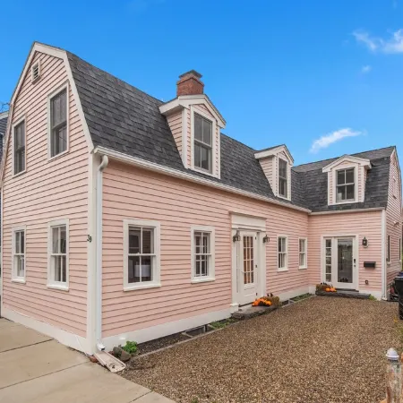 Entire 4BR 2 Bath Home l Minutes to Downtown Salem