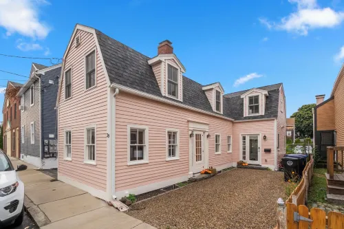 Entire 4BR 2 Bath Home l Minutes to Downtown Salem