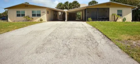 Perfect Beach Location - Spacious, Modern Cottage Отели рядом с достопримечательностью «SSlater Surf Tackle»