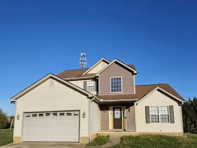 Spacious 4-bedroom home in private nature BMW Zentrum附近的飯店