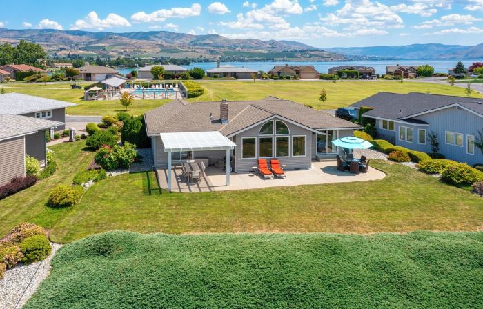 Wapato Point Pool Side Home Sleep 8, 3 Bed 2.5 Bath, Lake Views by Outdoor Pool