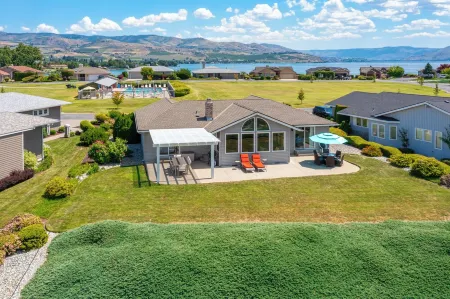 Wapato Point Pool Side Home Sleep 8, 3 Bed 2.5 Bath, Lake Views by Outdoor Pool
