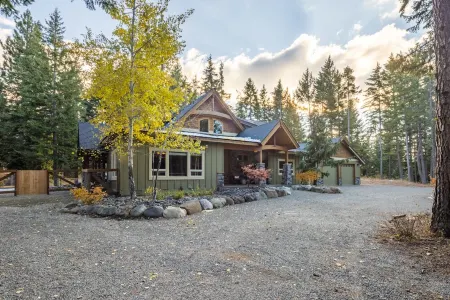 Luxury Pour House Lodge - private, hot tub, firepit