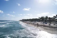 Stunning Indoor & Outdoor Living Near Beach and Shopping. Close to Boca Raton - 3성급
