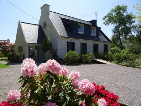 House 10/12 people with studio by the sea in TREGASTEL Отели в г. Трегастель