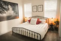 Cozy Modern Farmhouse, King bed, great yard, pets!