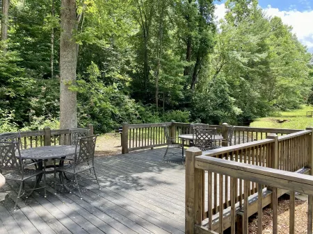 Trout Creek Bend- Creek Front - 1 Mile from Vogel State Park Отели в г. Юнион