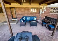 Newly Remodeled, Sleeps 12, Quiet neighborhood near it ALL, Pet Friendly