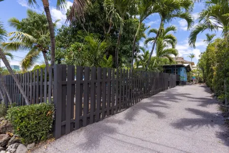 free parking - walk to Honl beach & Downtown Kona