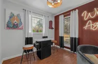 Family Getaway Near Santa’s Wonderland & A&M w/ Firepit, Arcade & King Beds 칼리지스테이션 호텔