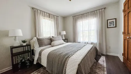 Centrally located Spacious & Comfortable 2 Master Bedroom Home For large Groups