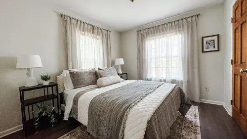 Centrally located Spacious & Comfortable 2 Master Bedroom Home For large Groups