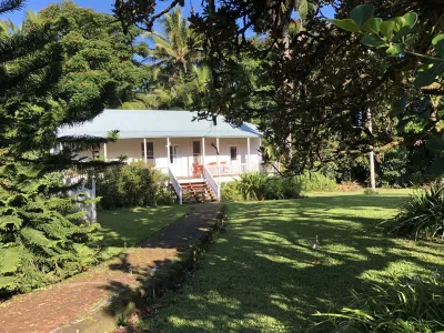 Historic Guest Cottage • A/C • Pool • 2Br/2BA 파나에와 레인포레스트 동물원 주변 호텔