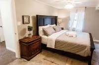 Lakeside Hill Country 5Br Home; Covered Parking; Pickleball Court Cranes Mill Marina附近的飯店