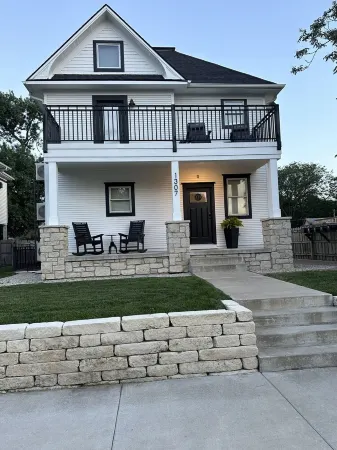 Thompson House #2-Overlooking City Park. Walk to Campus, Aggieville & Downtown Отели в г. Манхэттен