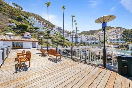 Oceanfront Villa in Catalina’s Hamilton Cove,  Golf Cart + Stunning Views Отели в г. Авалон