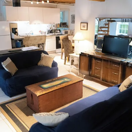 New to VRBO! 2/1 Mid Island Apartment, Sleeps 5