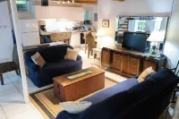 New to VRBO! 2/1 Mid Island Apartment, Sleeps 5